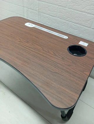 Mesa portátil con 4 puertos