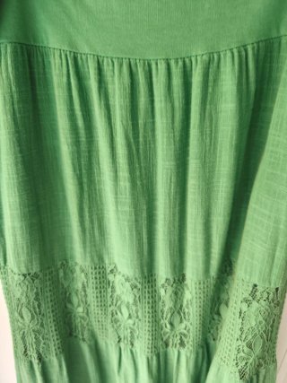 Falda larga verde con encaje