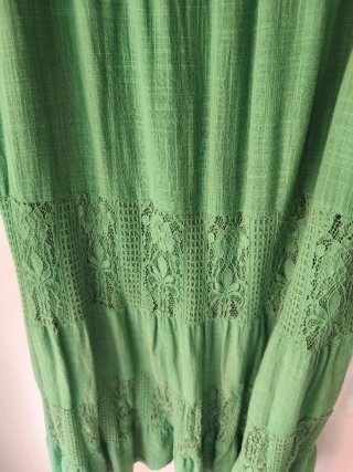 Falda larga verde con encaje