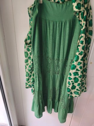 Falda larga verde con encaje