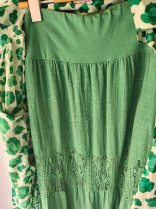 Falda larga verde con encaje