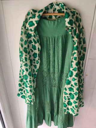 Falda larga verde con encaje
