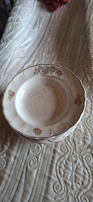 Plato antiguo con flores rosas