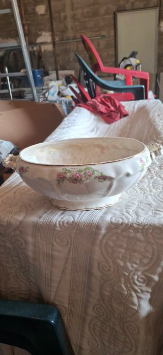 Plato antiguo con flores rosas