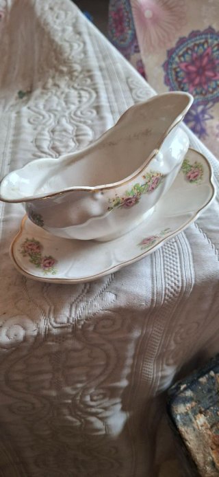 Plato antiguo con flores rosas