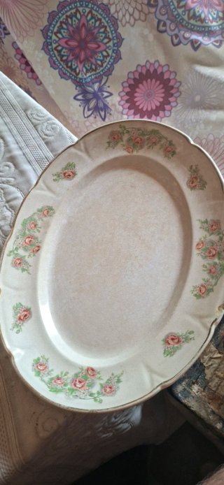 Plato antiguo con flores rosas