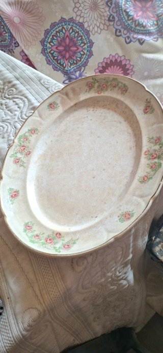 Plato antiguo con flores rosas