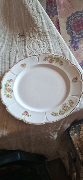 Plato antiguo con flores rosas