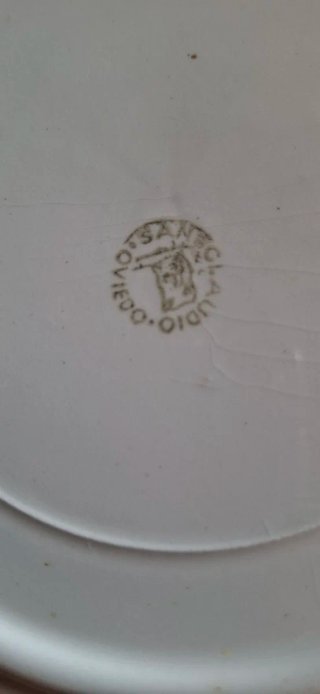 Plato antiguo con flores rosas