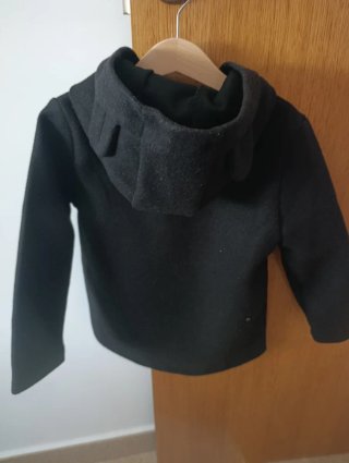 Chaqueta negra con capucha y botones