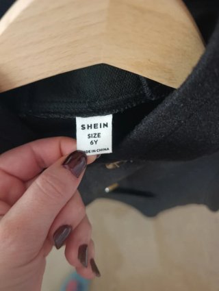 Chaqueta negra con capucha y botones