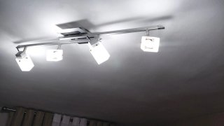 Lámpara led de techo y mesita plata/blanca
