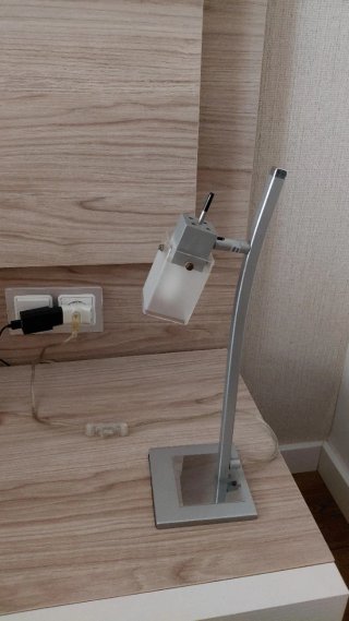 Lámpara led de techo y mesita plata/blanca