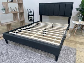 Cama moderna con cabecero acolchado, resistente