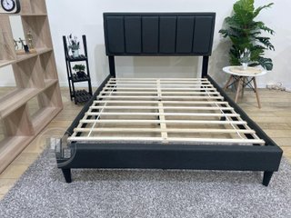 Cama moderna con cabecero acolchado, resistente