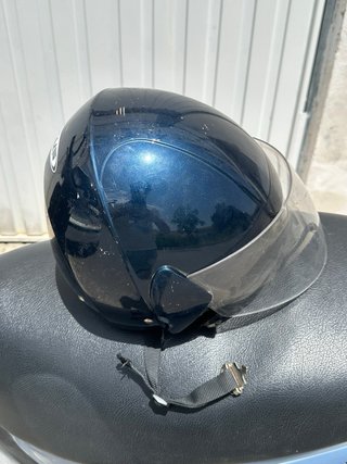 Casco de moto azul oscuro