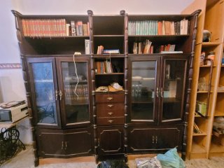 Mueble de madera con vitrina y cajones