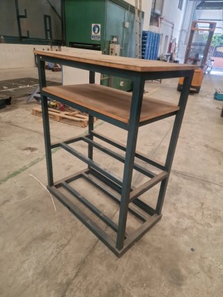 Estantería metálica y madera
