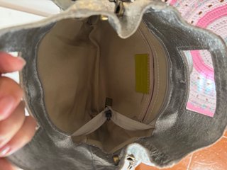 Bolso plateado con flecos