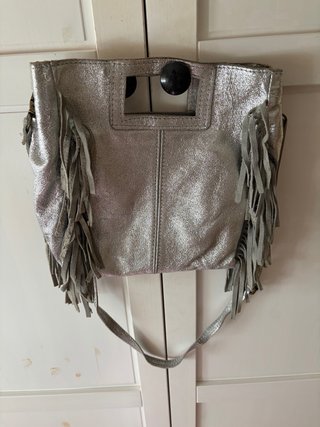 Bolso plateado con flecos