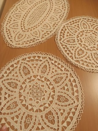 Trittico di centrini in tessuto beige