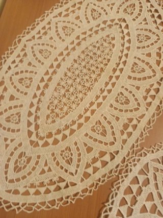 Trittico di centrini in tessuto beige