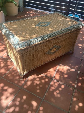 Baúl de mimbre con tapa de madera