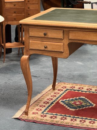 Escritorio francés antiguo con tapa de cuero
