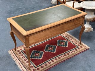 Escritorio francés antiguo con tapa de cuero