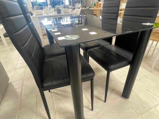 Mesa cristal negra + 4 sillas tela