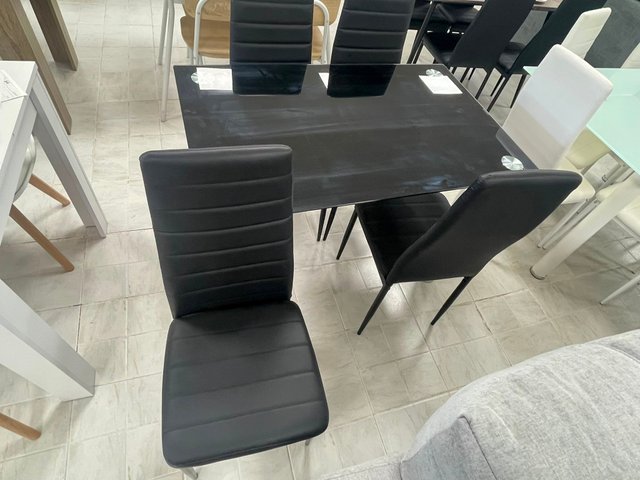 Mesa cristal negra + 4 sillas tela