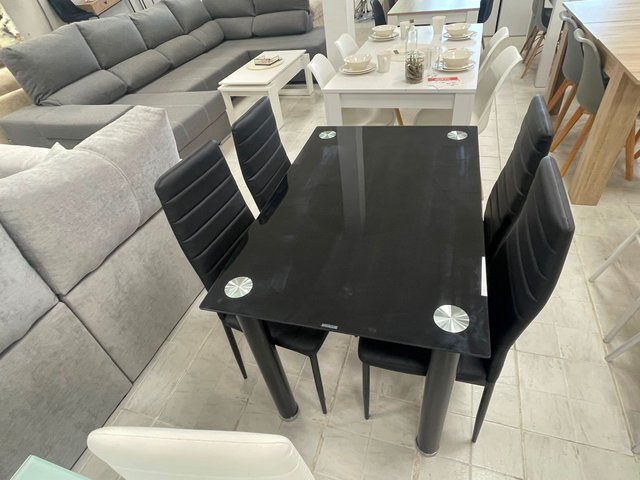 Mesa cristal negra + 4 sillas tela