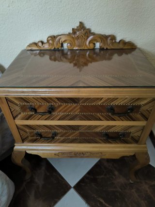 Mesita de noche de madera y cristal
