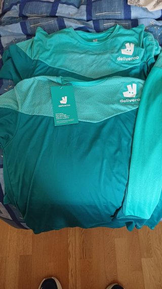 Abbigliamento Deliveroo e casco bici