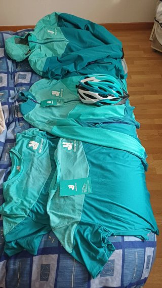Abbigliamento Deliveroo e casco bici