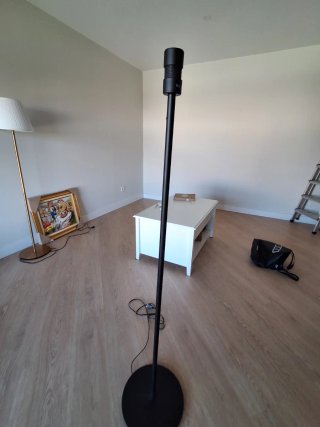 Soporte de pie para lámpara con cable