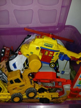 Caja de juguetes variados
