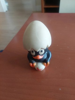 Muñeco Calimero de goma con pelota