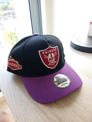 Gorra New Era Raiders Negra y Morada