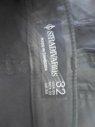 Pantalones pitillo ajustados efecto piel