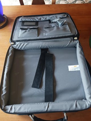 Maletín de viaje negro con correa