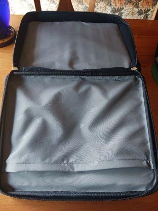 Maletín de viaje negro con correa