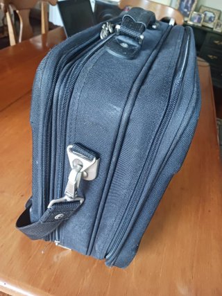 Maletín de viaje negro con correa