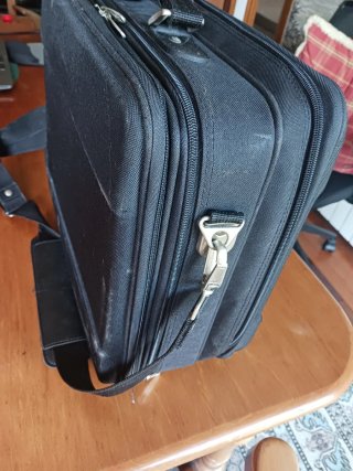 Maletín de viaje negro con correa