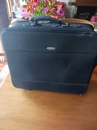 Maletín de viaje negro con correa