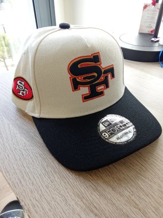 Gorra New Era Beige y Negra