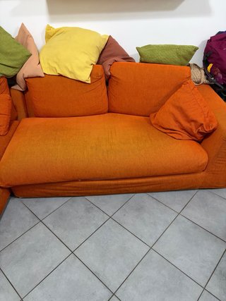 Divano angolare arancione con chaise longue