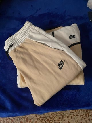 Conjunto deportivo Nike beige y blanco