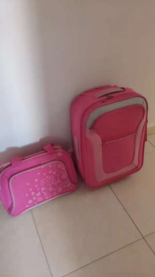 Conjunto maleta y bolsa viaje rosa