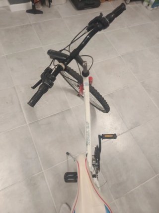 Bicicleta de montaña blanca y roja